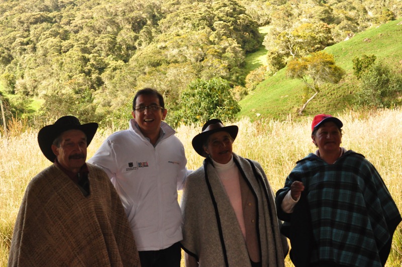 Foto de secretario con campesinos